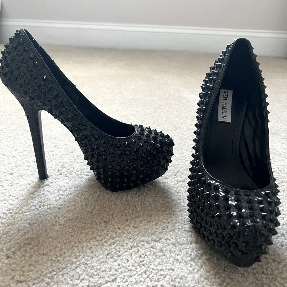 Steve Madden SIZE 8 studded close-toed heels MINT CONDITION